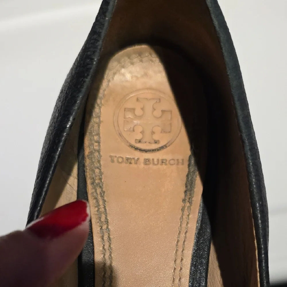 Tory Burch Black Leather Flats with Logo Accent - Picture 3 of 16